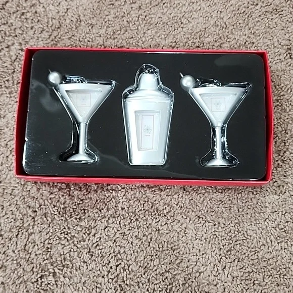 Christmas Ornaments by Frame - Picture 2 of 3